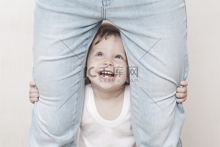  宝宝为何总是喜欢用手抓住妈妈的衣角？