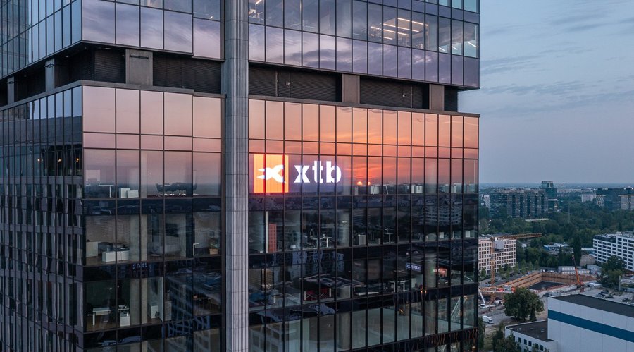 XTB 经纪人平台保持 0.5% 费用，多种货币卡提供免佣金服务