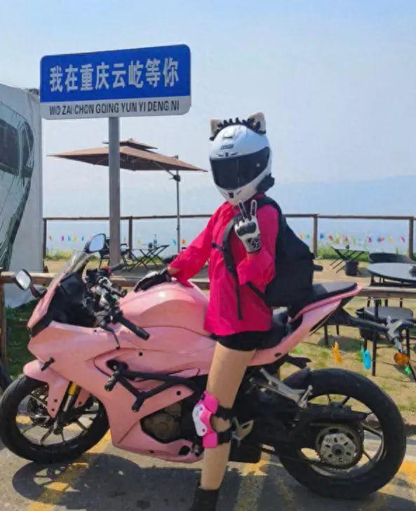重庆22岁女骑手“小祝”因车祸去世，出租车司机回忆事发现场_海马财经
