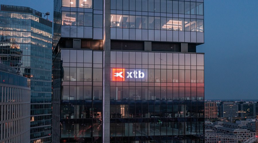 XTB客户基础增长近50%，但第一季度利润下降面临挑战